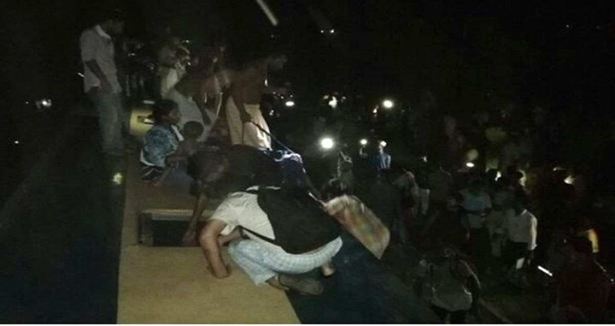 Yolcu treni nehre düştü