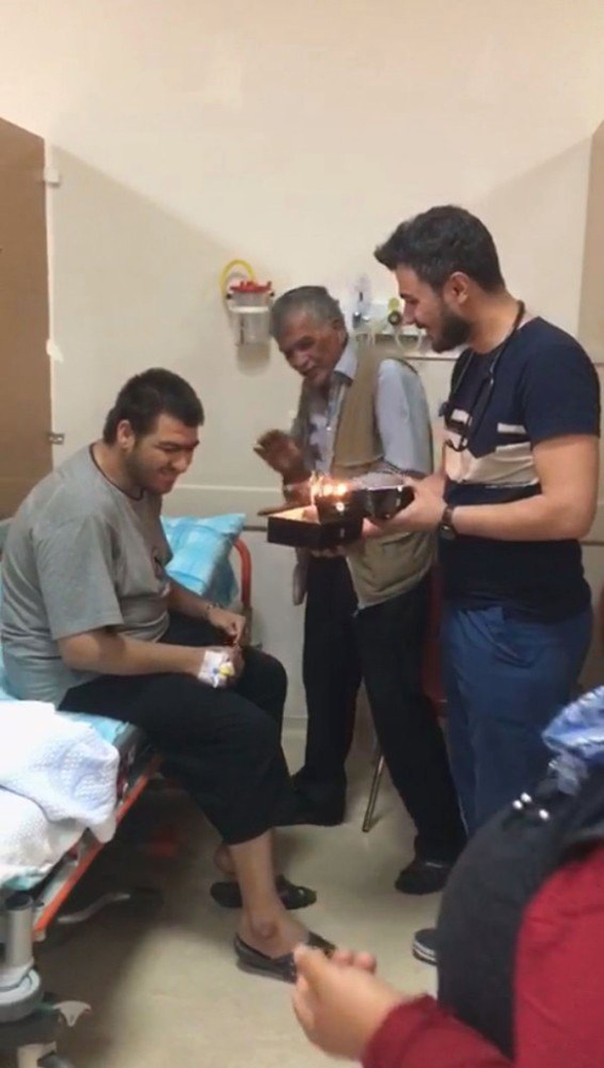 Acil servis ekibinden engelli gence doğum günü sürprizi