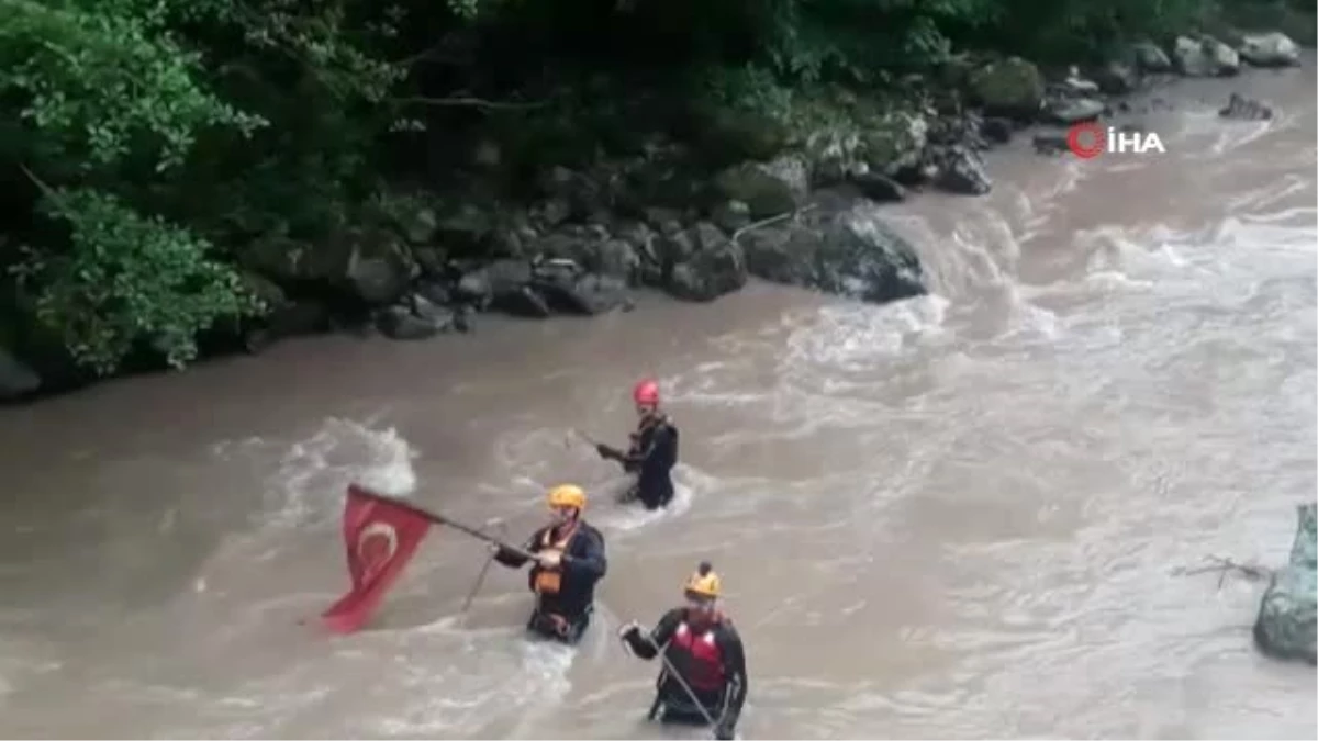 AKUT ekipleri selde bayrağı dereden böyle çıkarttı