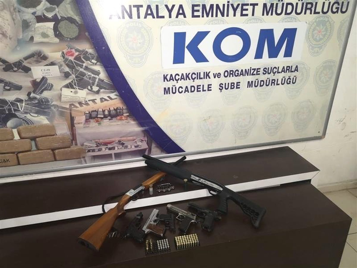 Antalya\'da silah kaçakçılığı operasyonu: 3 gözaltı
