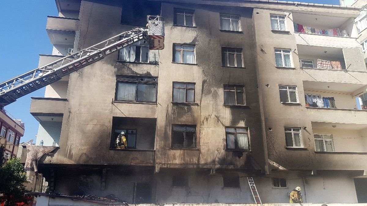 Bağcılar\'da 5 katlı binada çıkan yangın paniğe neden oldu