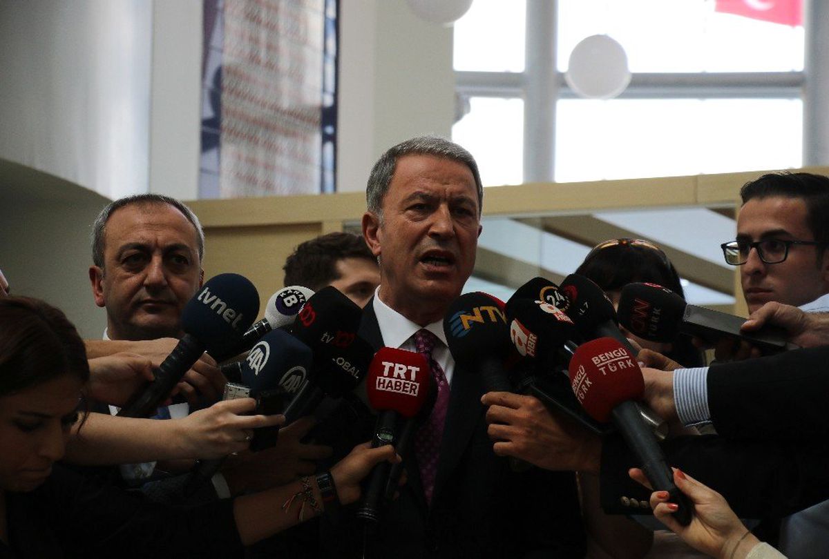 Bakan Akar, Bahçeli görüşmesinde savunma ve güvenlik konuşuldu