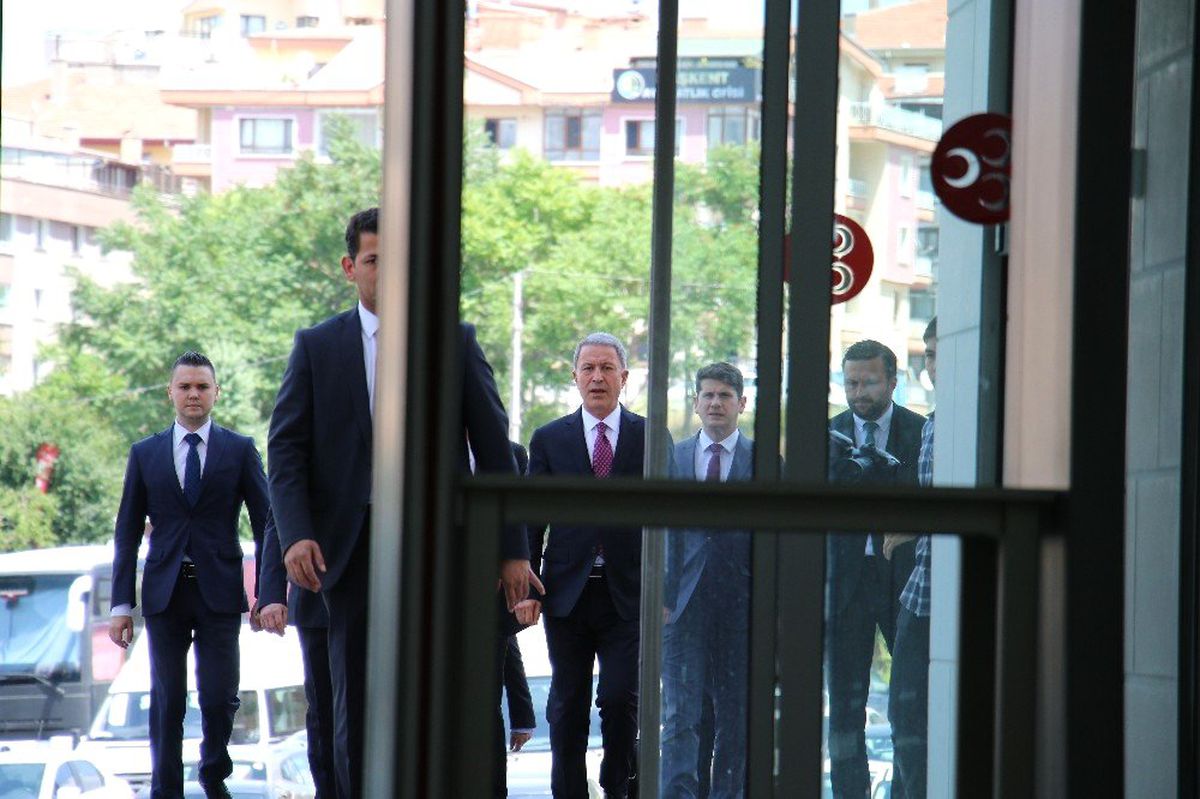 Bakan Akar, Bahçeli ile görüşmek için MHP\'de