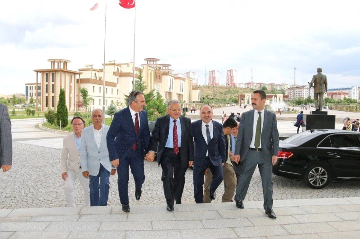 Başkan Büyükkılıç, Kayseri\'nin turizmden daha büyük pay alması için yeni açılımlar getirmeye devam...