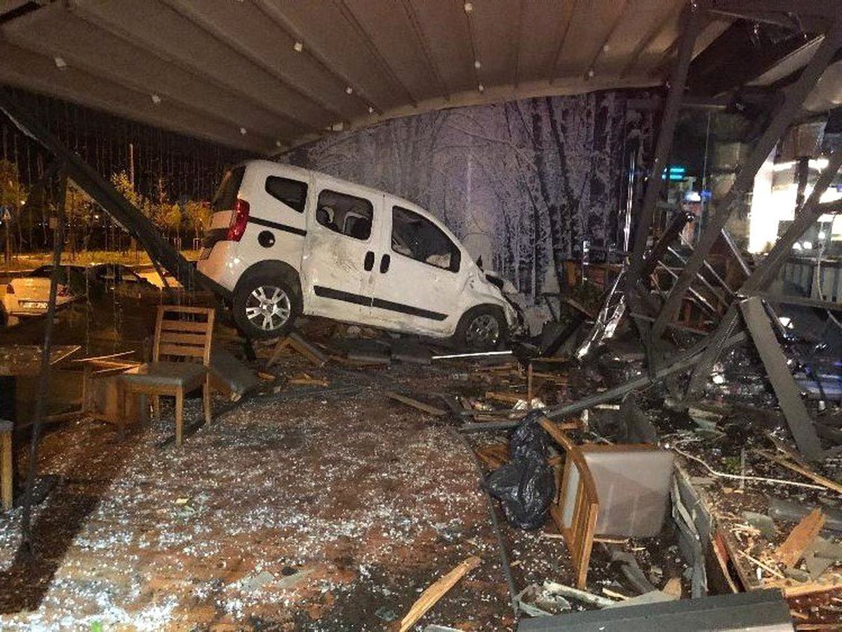 Başkent\'te kadın sürücü otomobiliyle kafeye girdi: 1 yaralı