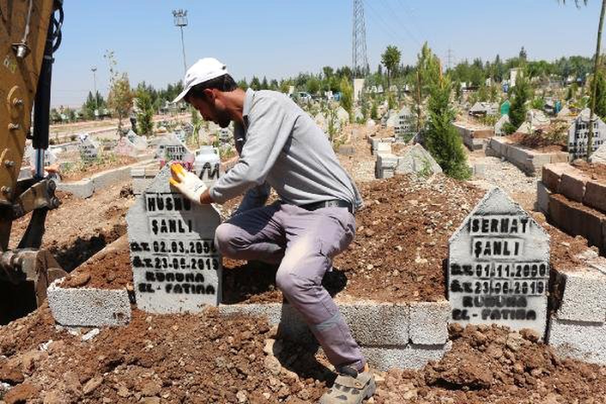Batman Çayı\'nda boğulan iki kardeş yan yana toprağa verildi