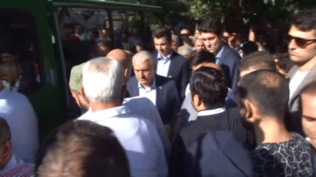Binali Yıldırım, sandık başında hayatını kaybeden Özgür Zengin\'in cenazesine katıldı