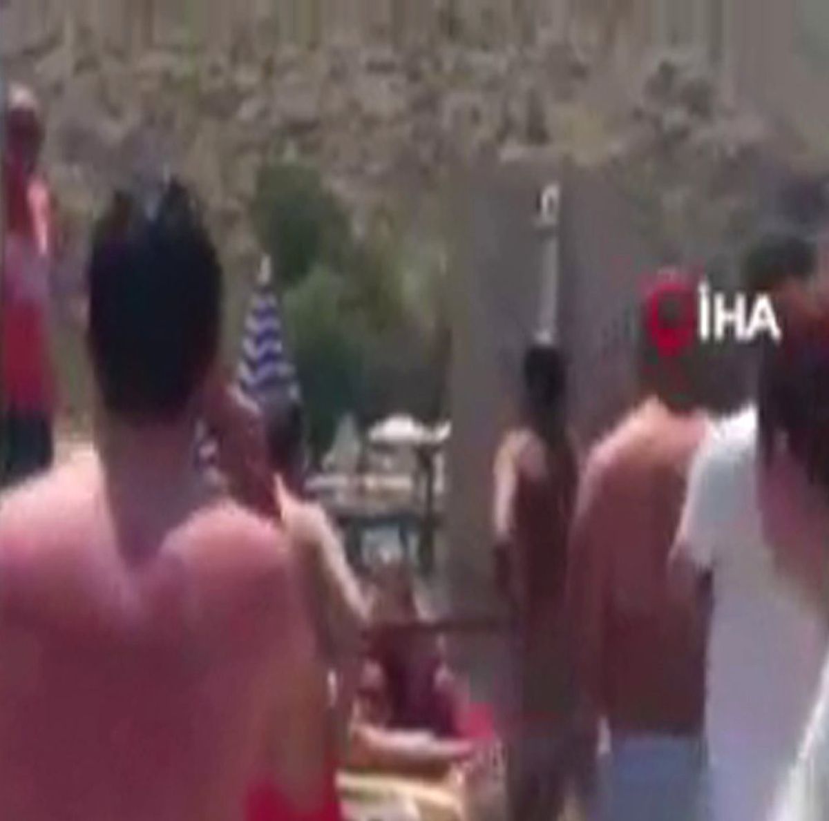 Bodrum\'da plajda şortunu çıkaran teşhirciye meydan dayağı