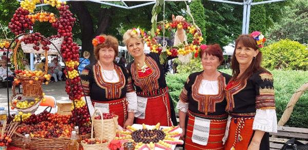 Bulgaristan\'daki Kiraz Festivali renkli görüntülere sahne oldu