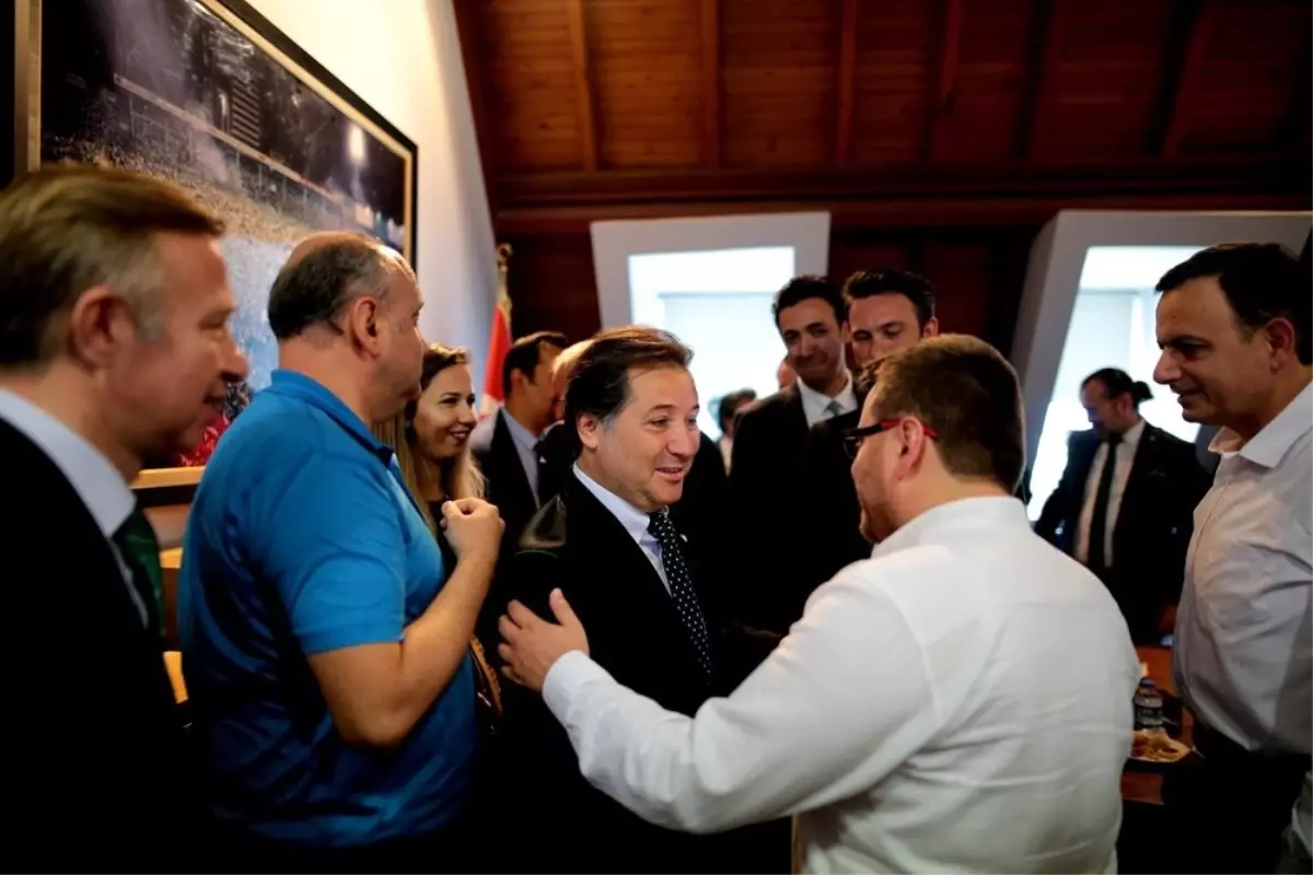 Bursaspor\'da Başkan Mesut Mestan ve yeni yönetim mazbatasını aldı