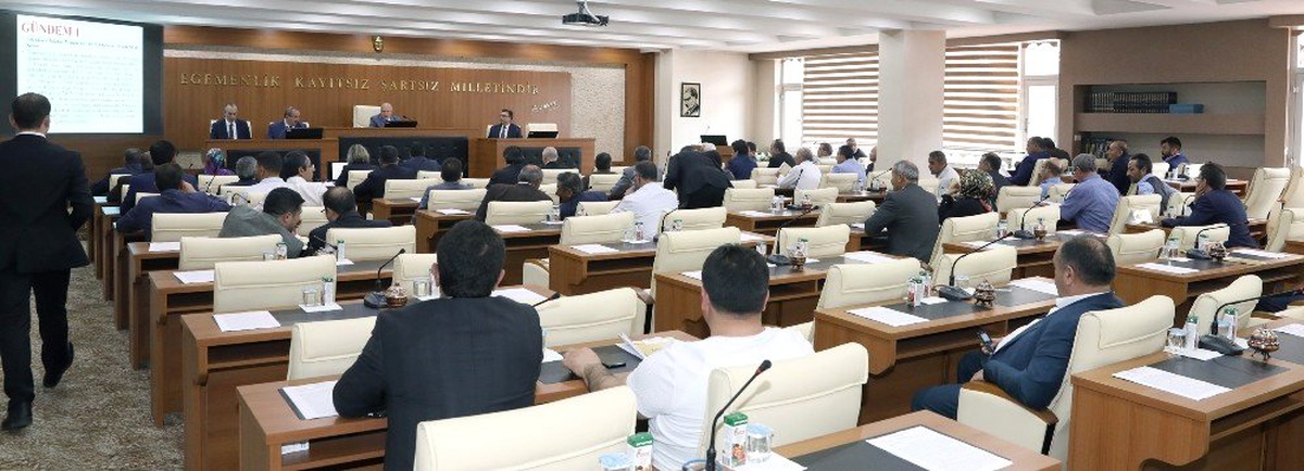 Büyükşehir Meclisi\'nde hizmet vurgusu