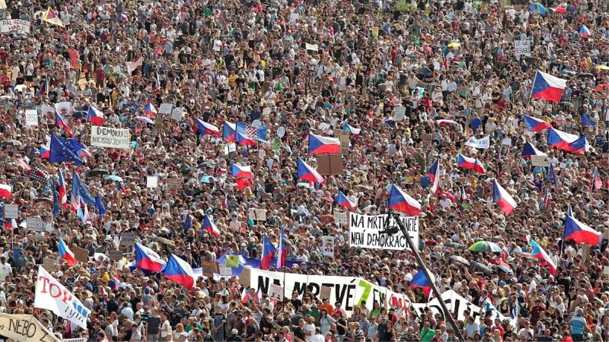 Çekya\'da Kadife Devrimi\'nden sonra en büyük halk hareketi: Başbakana istifa çağrısı