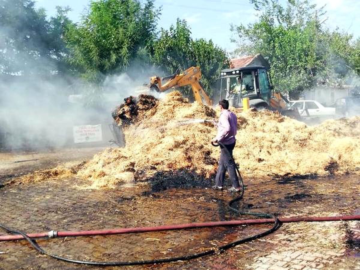 Egzozdan çıkan kıvılcım saman yüklü traktörü yaktı