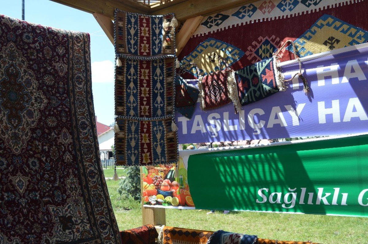 Elde halı ve kilim dokuma geleneği yaşatılıyor