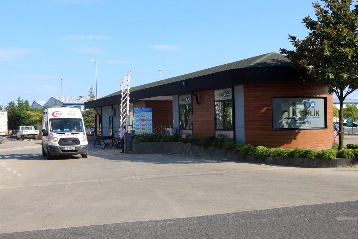 Fabrika işçisi elini makineye kaptırdı