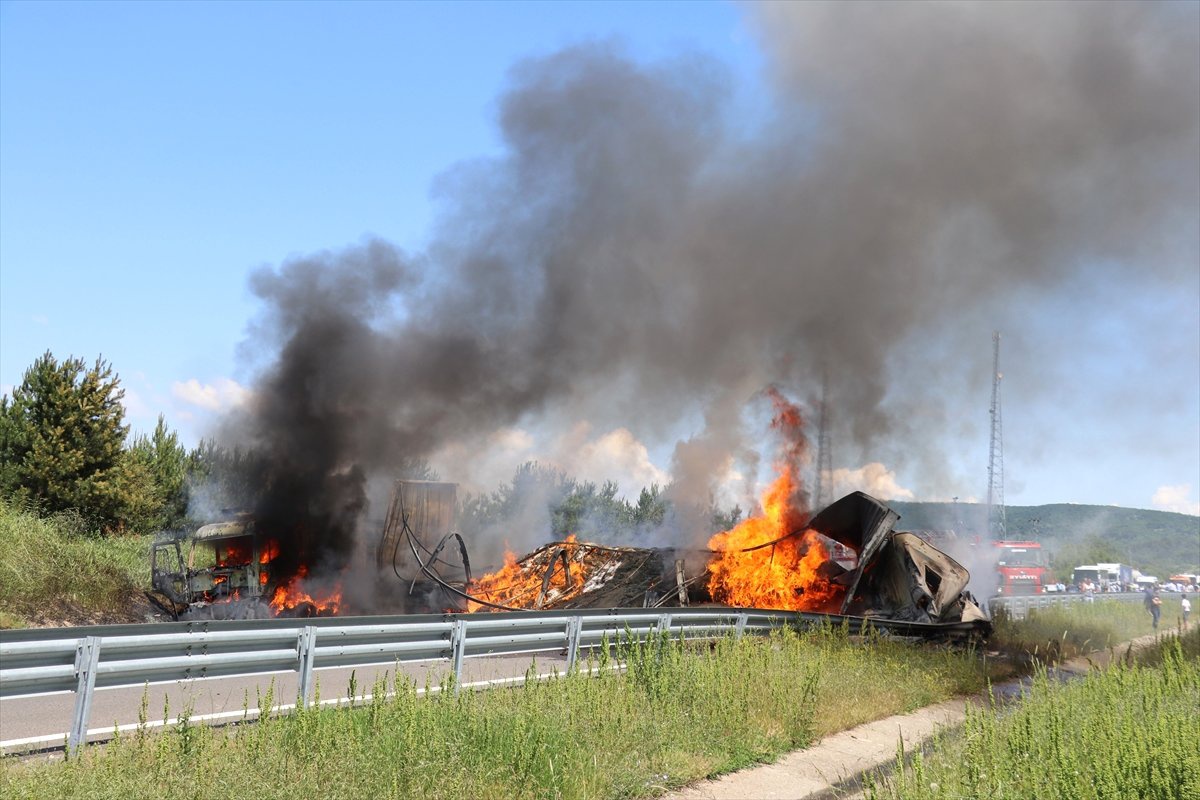 GÜNCELEME - Anadolu Otoyolu\'ndaki trafik kazası ulaşımı aksattı