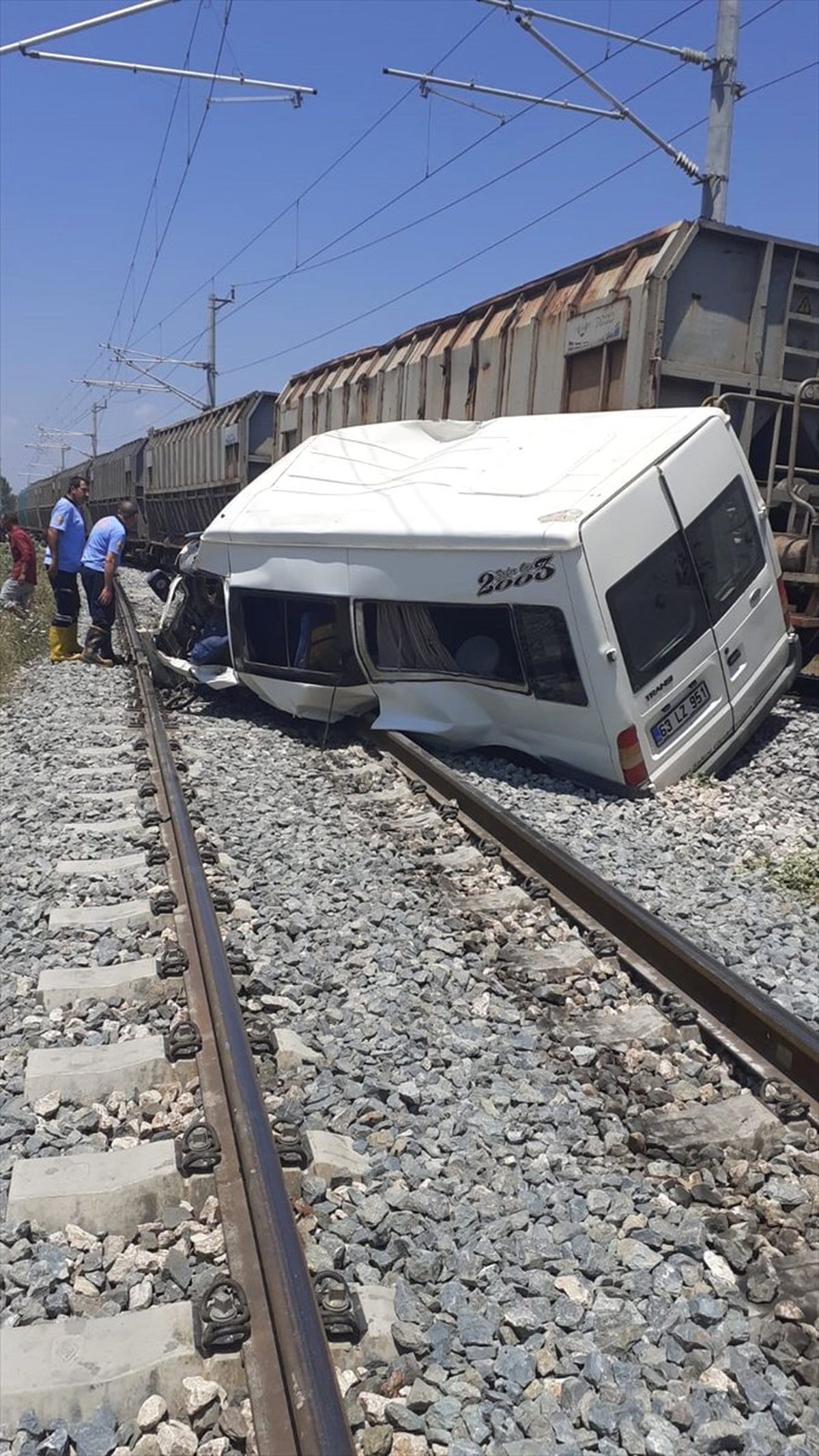 GÜNCELLEME - Mersin\'de yük treni servis minibüsüne çarptı: 1 ölü, 8 yaralı
