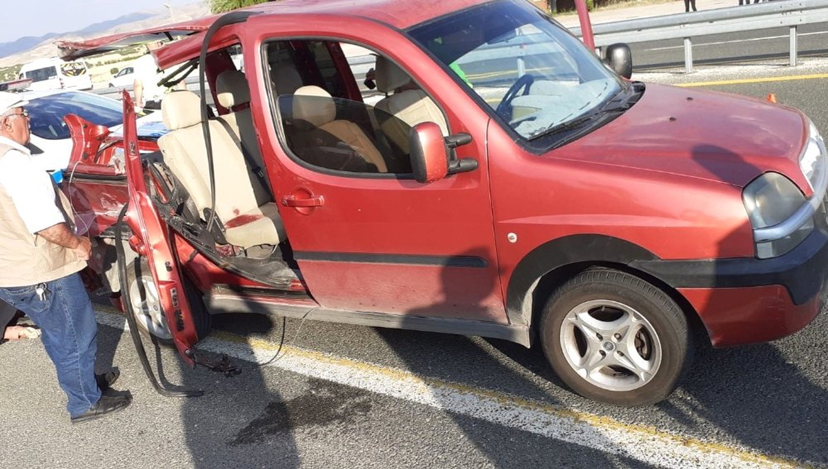 Hafif ticari araç, tıra çarptı: 1 ölü,3 yaralı
