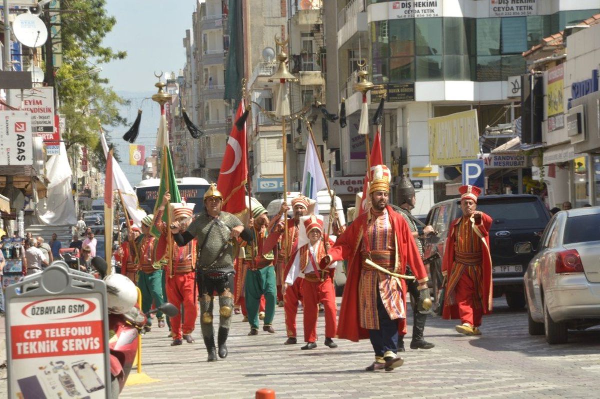 İmamoğlu\'nun zaferi Torbalı\'da mehteranla kutlandı