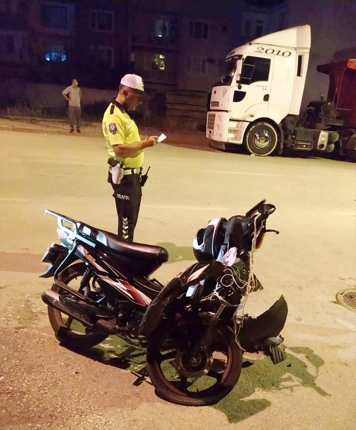 İnegöl\'de motosiklet ile otomobil çarpıştı: 1 yaralı