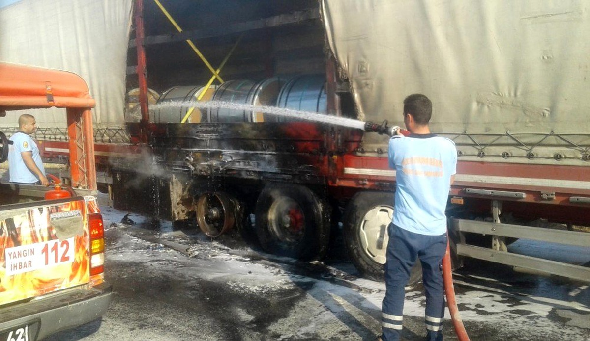 İtfaiyenin erken müdahalesiyle tır tamamen yanmaktan kurtarıldı
