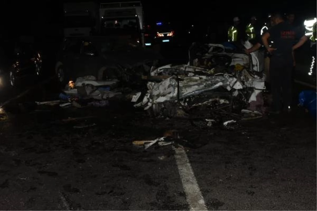 İzmir\'de iki otomobil çarpıştı, aynı aileden 3 kişi öldü, 1 kişi yaralandı
