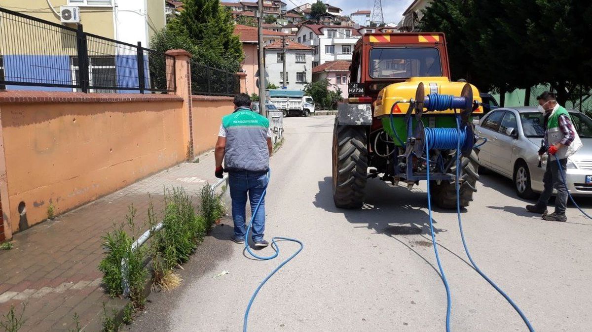 İzmit\'te yabani ot için günde 4 ton ilaç kullanılıyor
