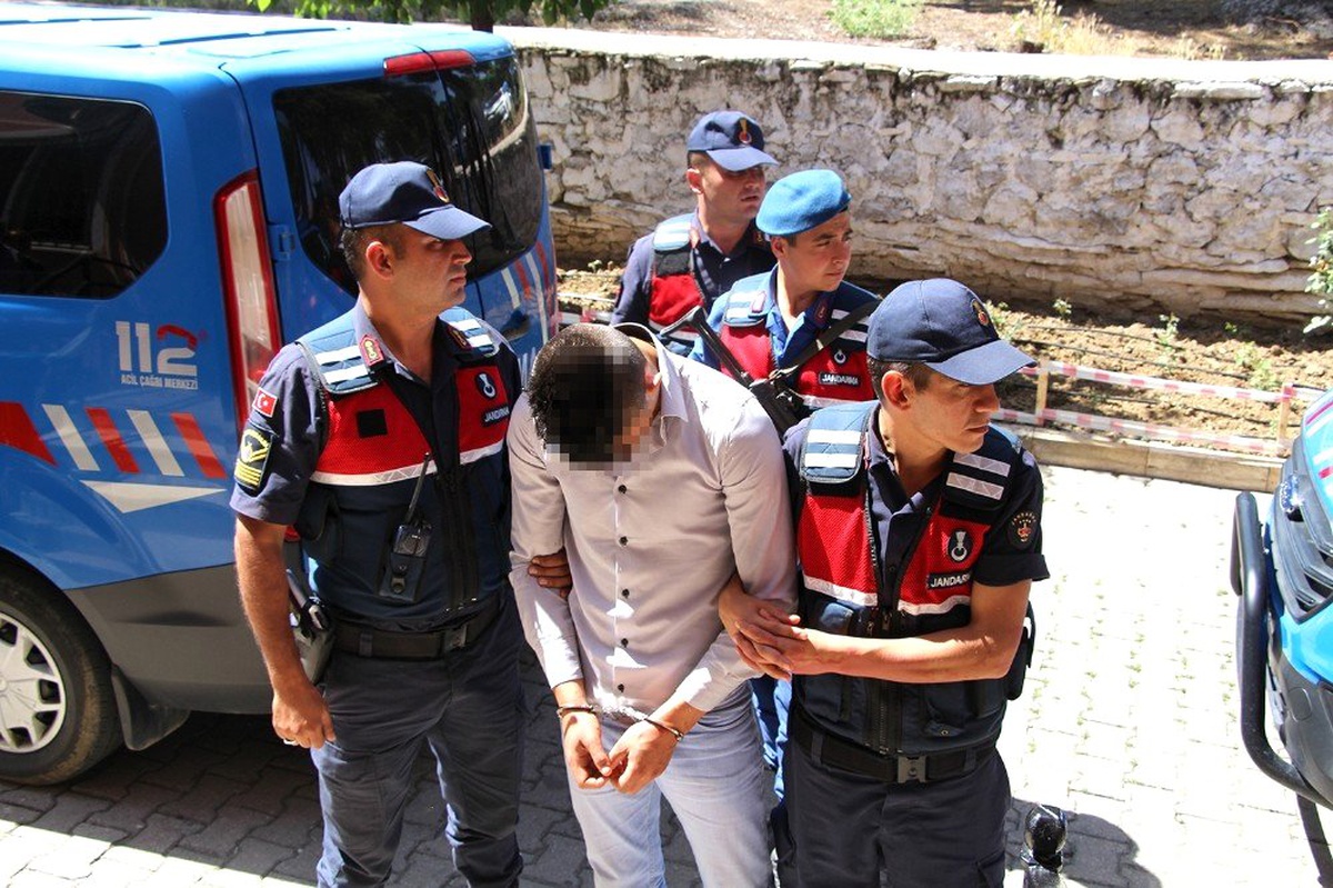 Jandarma alıcı kılığına girdi, uyuşturucu tacirlerine suçüstü yaptı