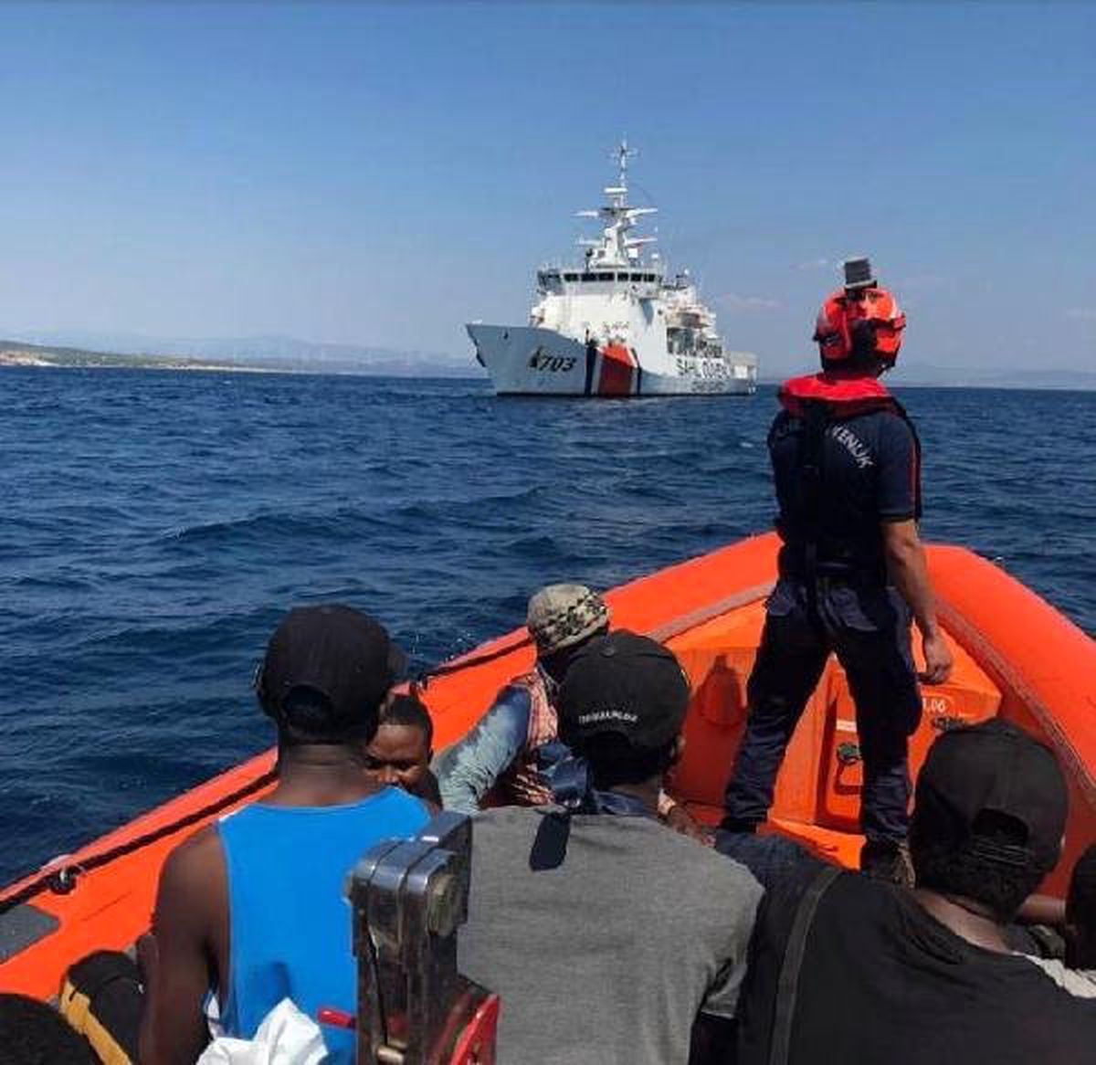 Kaçak göçmenler denize açılamadan yakalandı