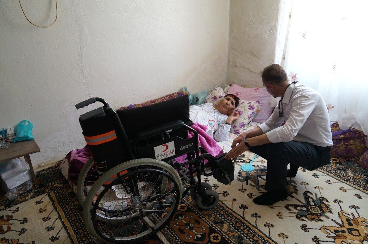 Kangren sonucu bacağı kesilmişti, tekerlekli sandalyeye kavuştu