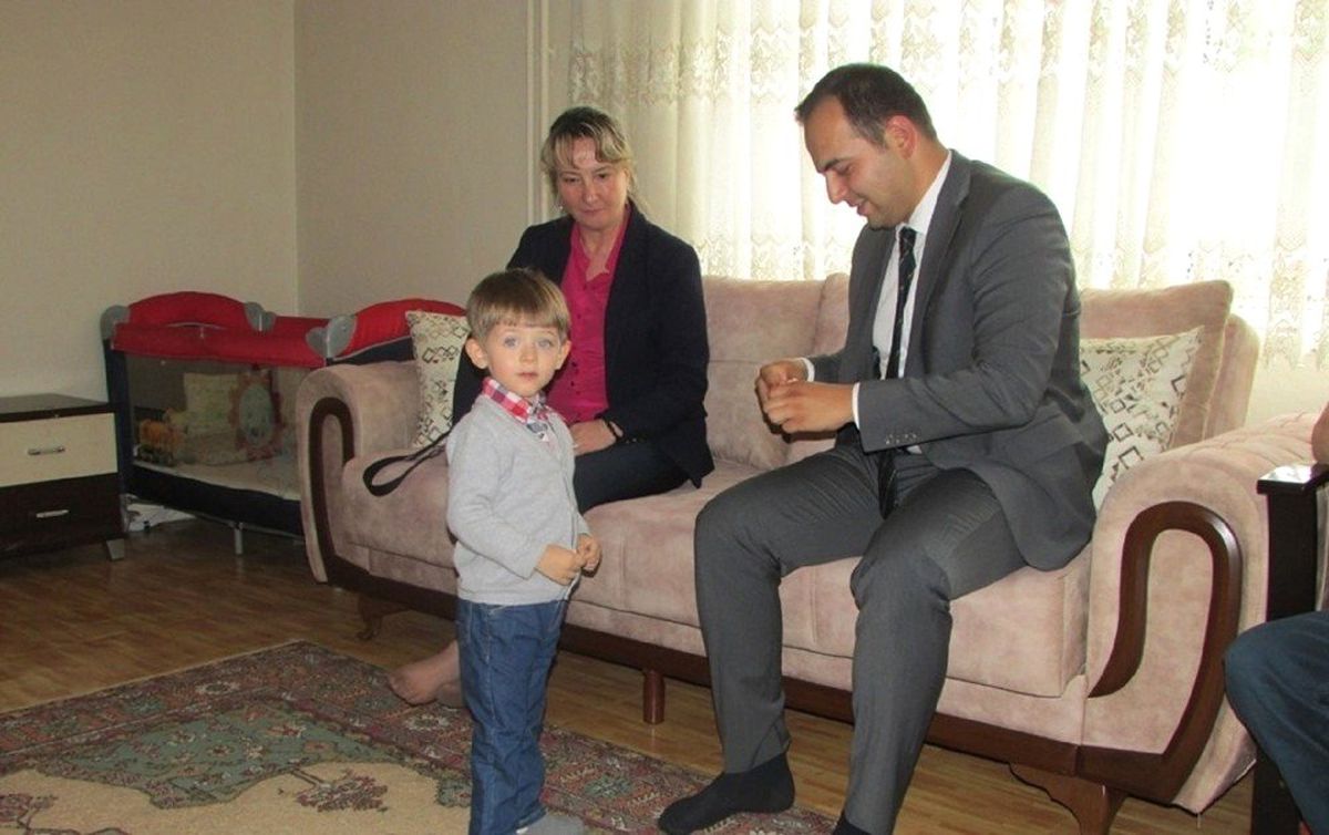 Kaymakam Güven ilçe halkını evinde ziyaret ediyor