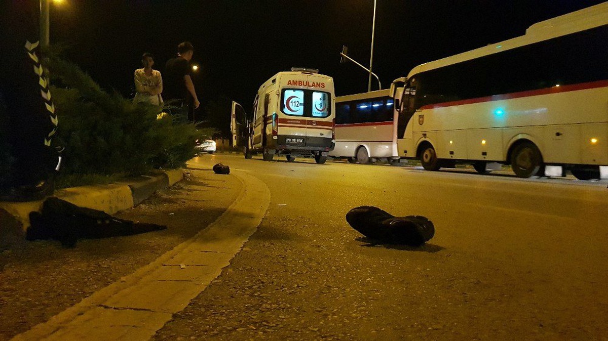 Kırmızı ışıkta geçen ambulans motosiklete çarptı