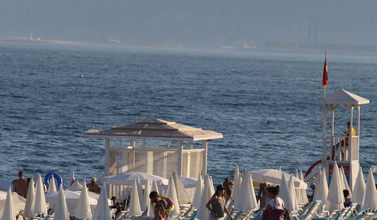 Konyaaltı Sahili\'nde mavi bayrak gerilimi