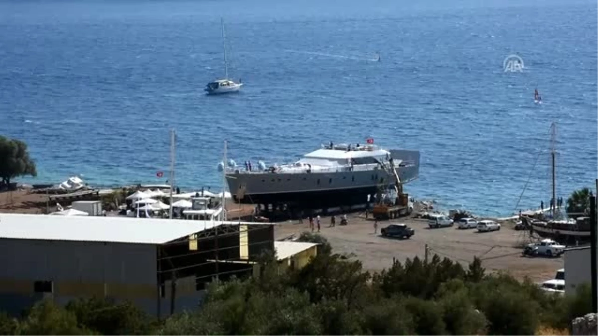 Lüks yat denize indirildi - MUĞLA