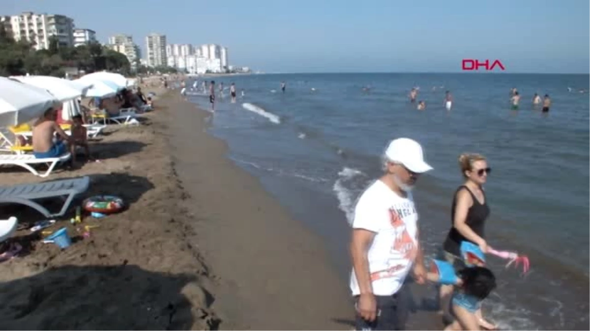 Mersin\'de sıcaktan bunalanlar plajlara akın etti