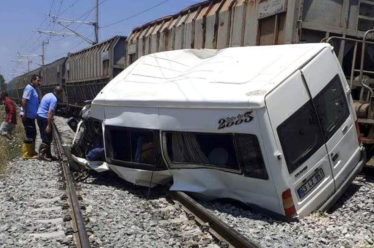 Mersin\'de tren, minibüse çarptı: 1 ölü, 4 yaralı (2)