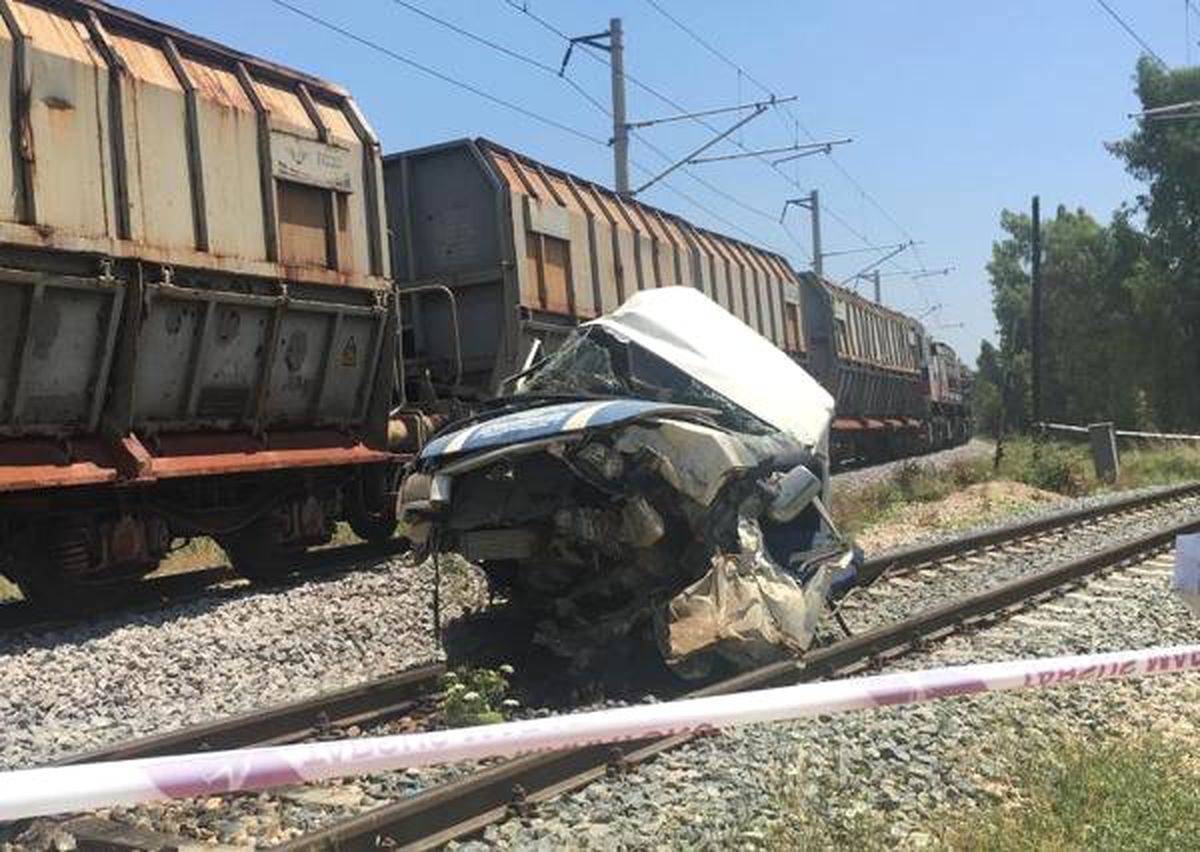 Mersin\'de tren, minibüse çarptı: 1 ölü, 4 yaralı (3) - Yeniden