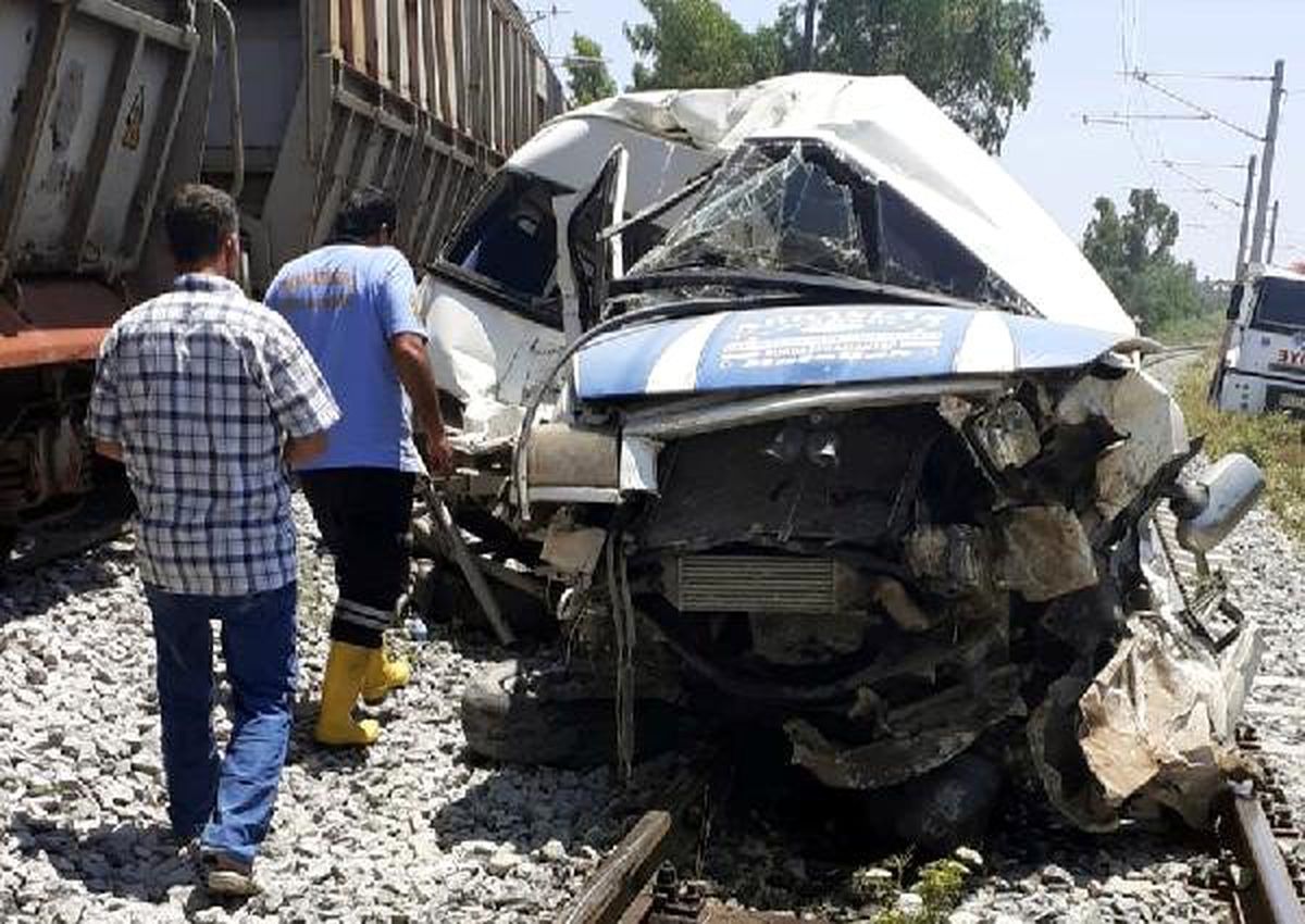 Mersin\'de tren, minibüse çarptı, yaralılar var (1)