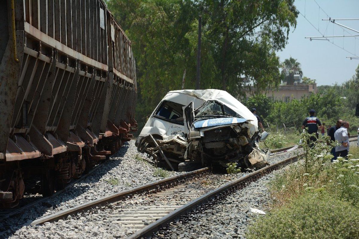 Mersin\'deki tren kazasında yaralananların 2\'sinin durumu ağır