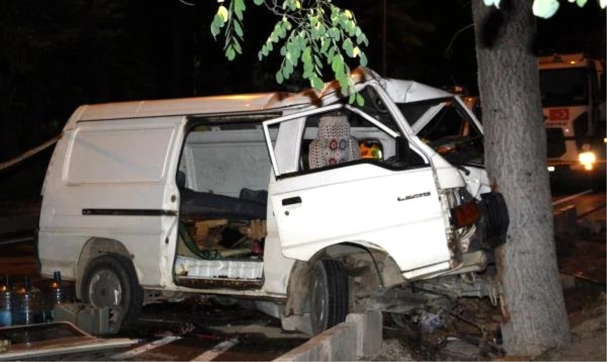 Minibüs ağaca çarptı: 1 ölü, 6 yaralı