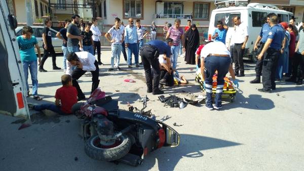 Minibüs önüne çıkan motosiklete çarptı: 2 yaralı