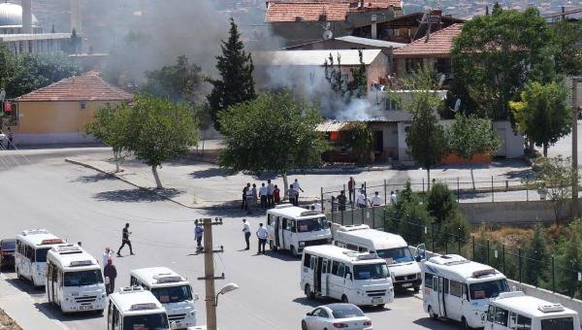 Minibüsçülerin bekleme durağında yangın