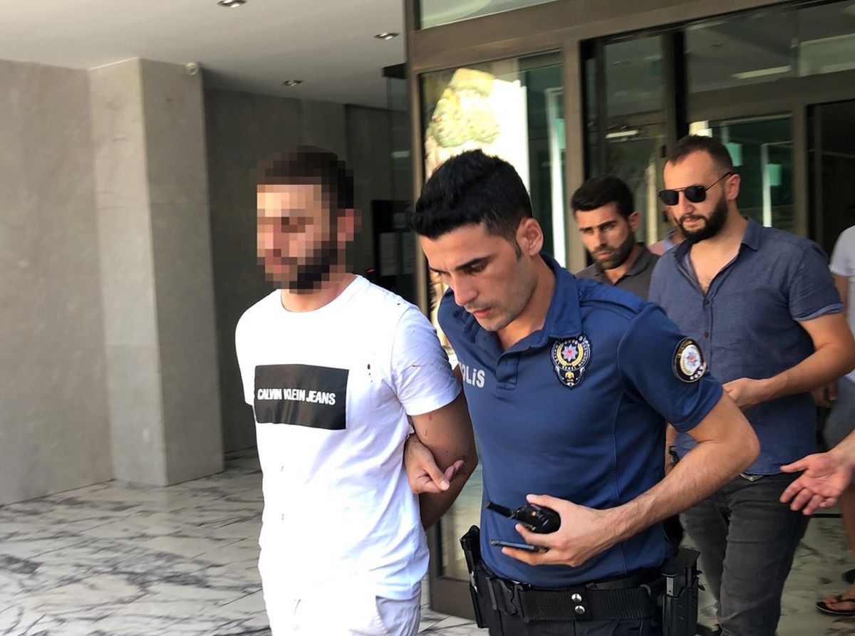 Misafirliğe gittiği evde arkadaşını bıçakladı