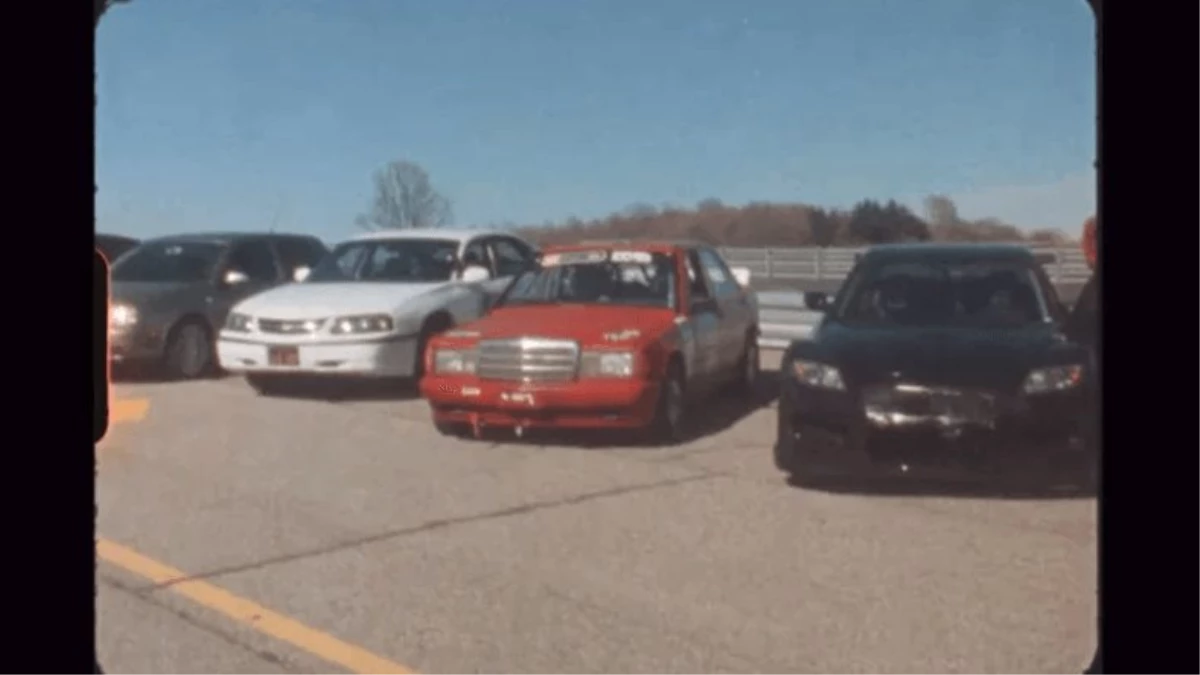 Modern Araba Yarışları, Nostaljik Şekilde Kaydedildi (Video)