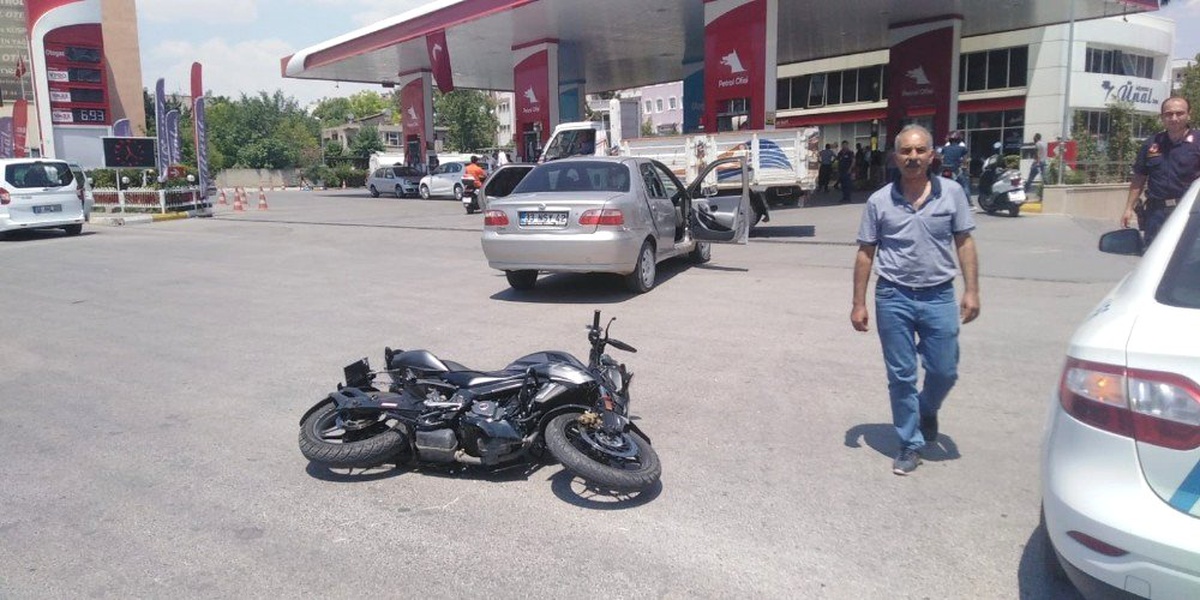 Otomobil ile motosiklet çarpıştı: 3 yaralı