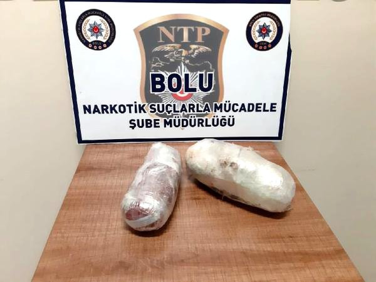 Otomobilde esrarla yakalanan 2 şüpheli adliyede