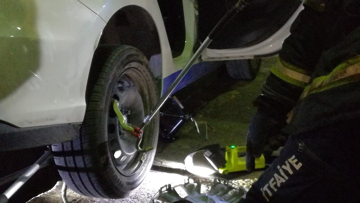Otomobile giren yılan 4 saatlik çalışma ile çıkarıldı
