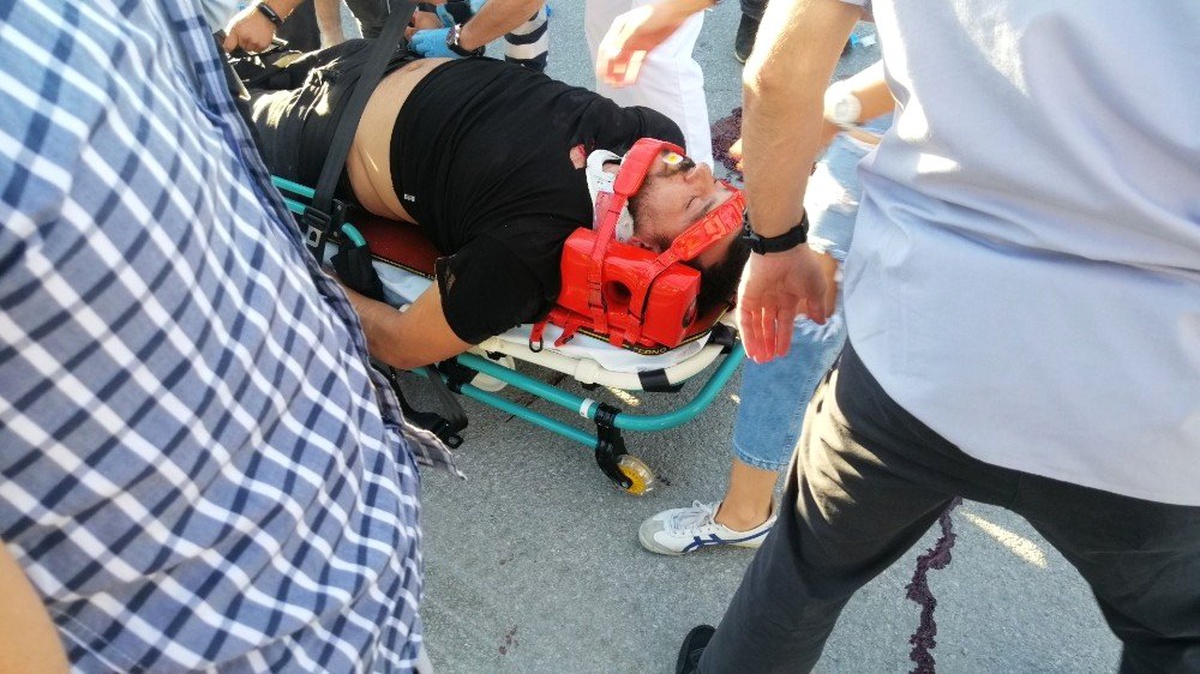 Otomobille çarpışan motosiklet ikiye bölündü: 2 ağır yaralı