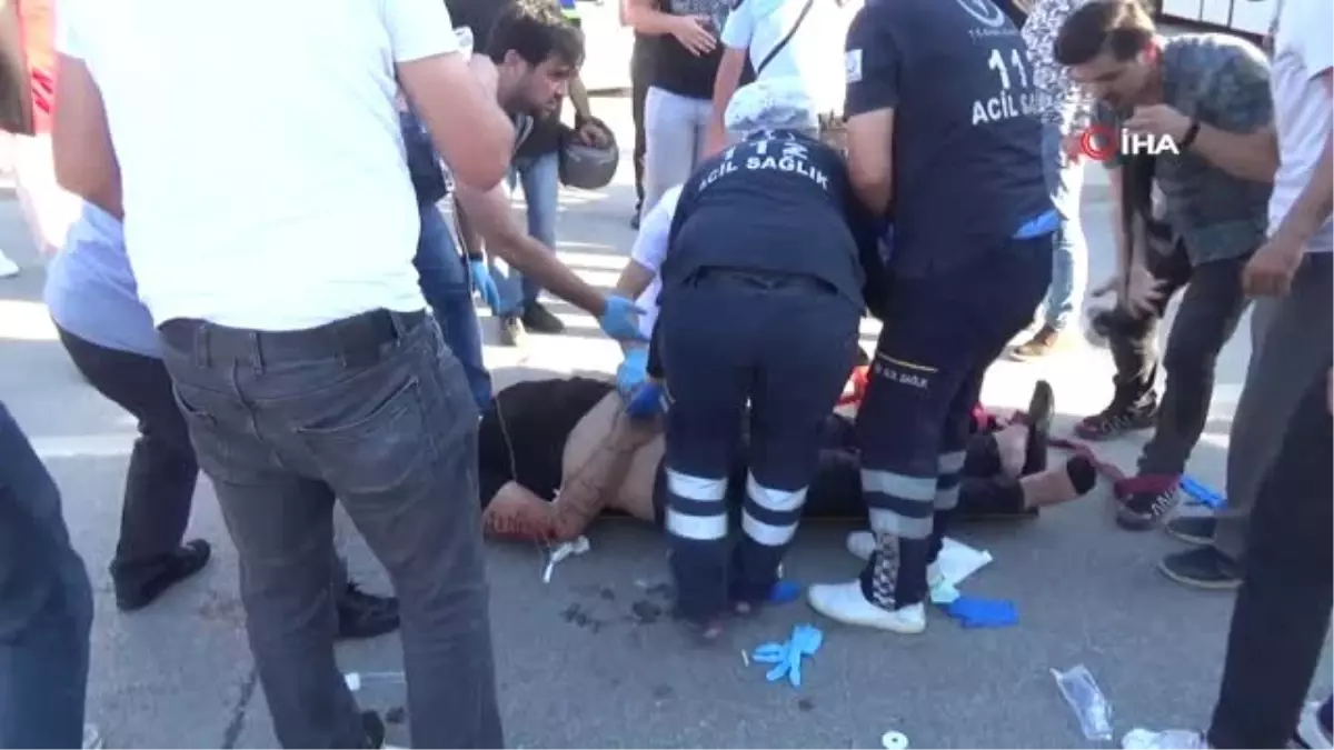 Otomobille çarpışan motosiklet ikiye bölündü: 2 ağır yaralı