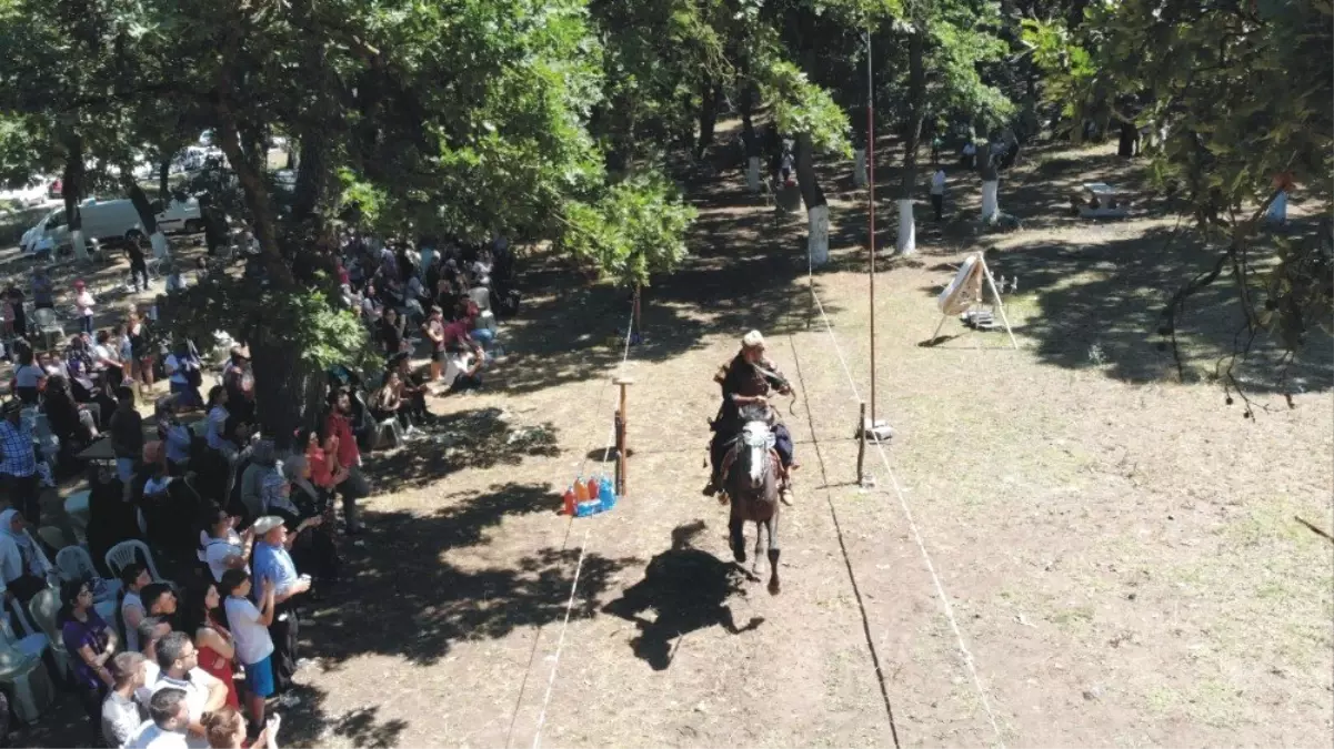 (Özel) Balıkesir\'de atlı okçuların gösterisi nefes kesti